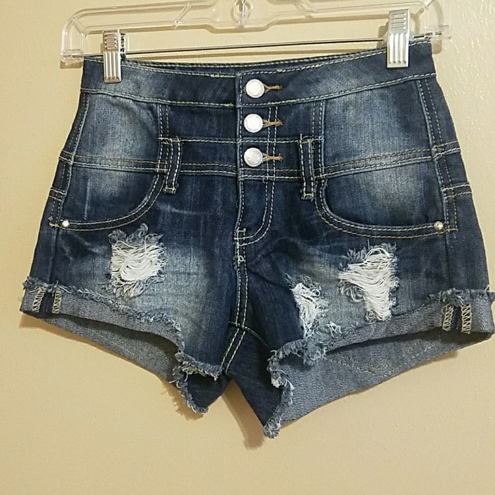 Distressed shorts with 3 buttons
